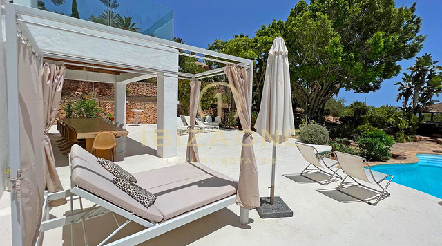 Villa di lusso in affitto a lungo termine vicino a Bambuddha con piscina biologica e privacy totale, Ibiza