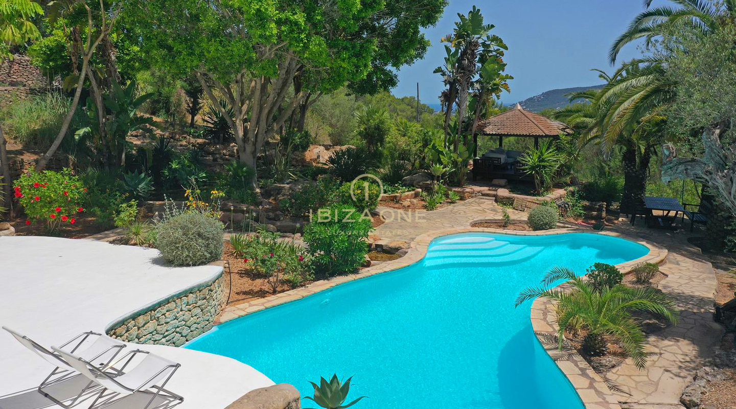 Villa di lusso in affitto a lungo termine vicino a Bambuddha con piscina biologica e privacy totale, Ibiza