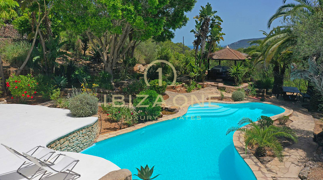 Villa de luxe à louer à long terme près de Bambuddha, avec piscine bio et intimité totale, Ibiza