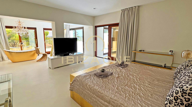 Villa di lusso in affitto a lungo termine vicino a Bambuddha con piscina biologica e privacy totale, Ibiza