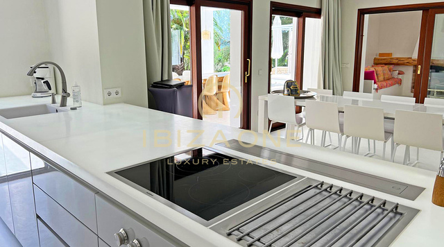 Villa de luxe à louer à long terme près de Bambuddha, avec piscine bio et intimité totale, Ibiza