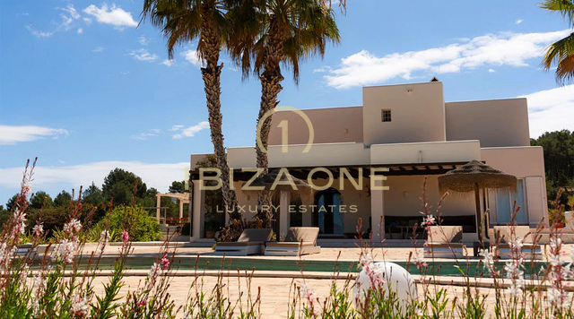 Preciosa finca de lujo en una ubicación excepcional cerca de Santa Eulalia en venta, Ibiza.