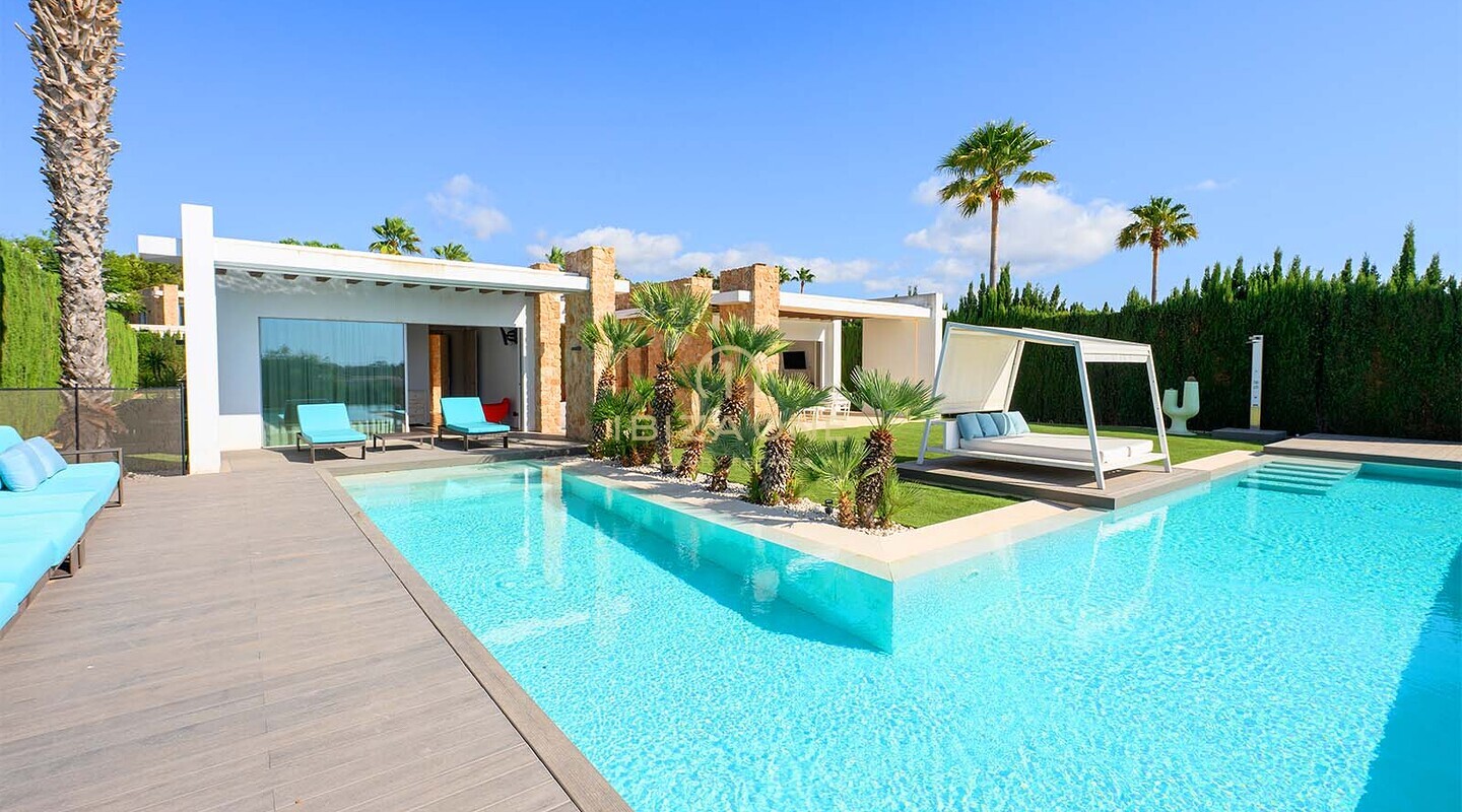 Beeindruckende Luxusvilla in einer exklusiven und sicheren Wohnanlage, nur wenige Gehminuten vom Strand entfernt und mit atemberaubendem Meer- und Sonnenuntergangsblick, zu verkaufen auf Ibiza.