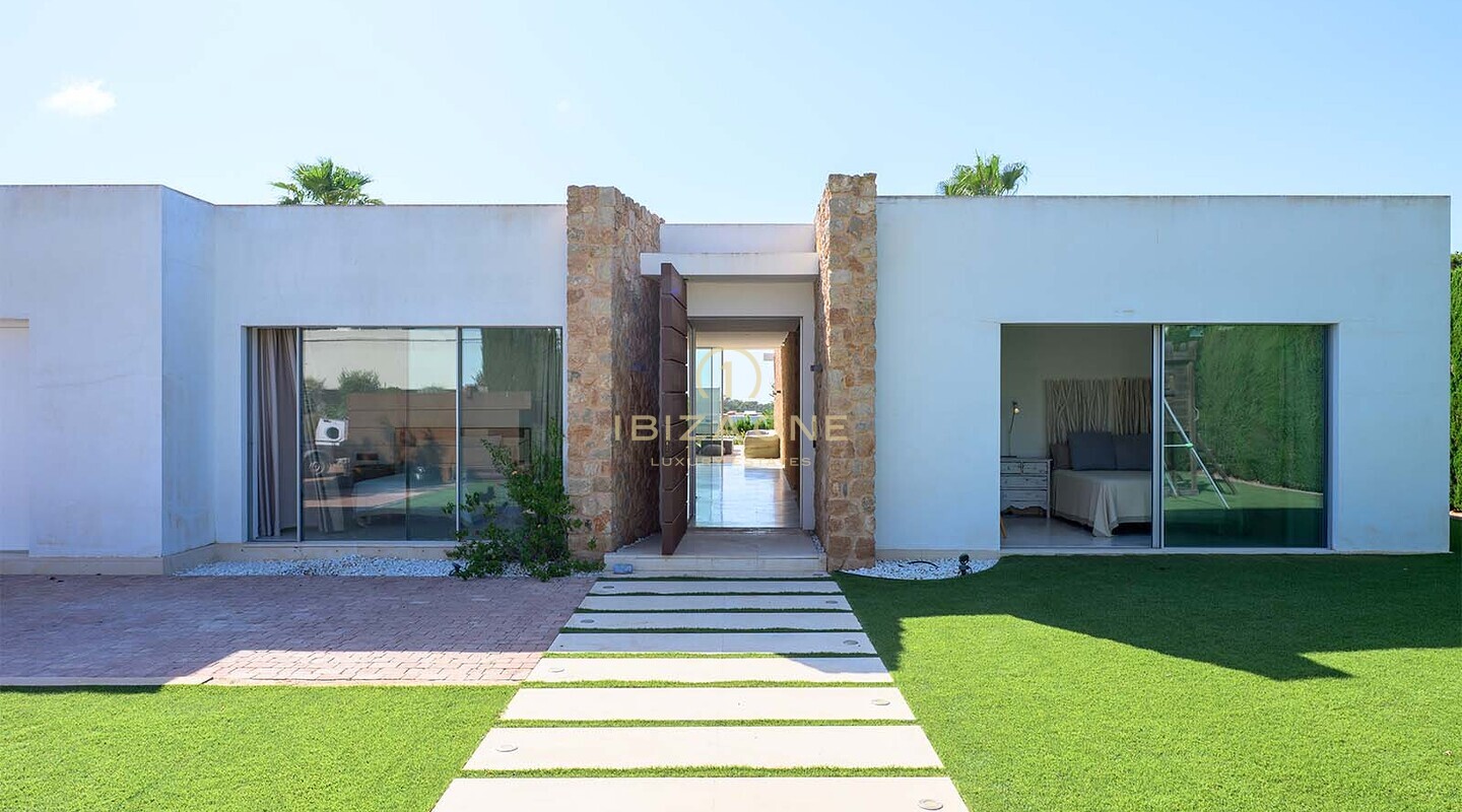 Indrukwekkende luxe villa gelegen in een prestigieuze en veilige urbanisatie op loopafstand van het strand en een prachtig uitzicht op zee en de zonsondergang te koop, Ibiza