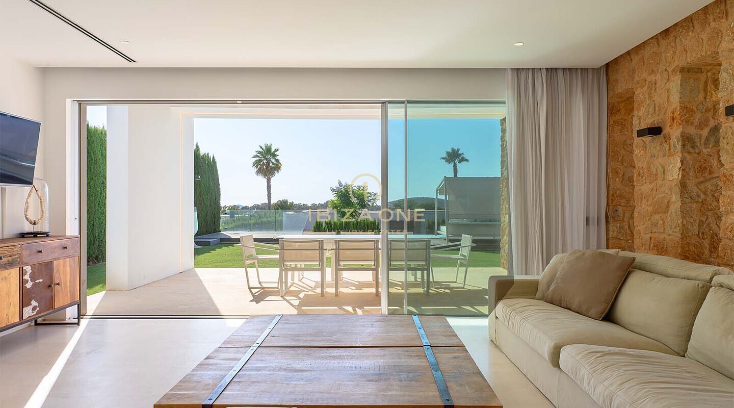 Superbe villa de luxe à vendre à Ibiza, située dans une urbanisation prestigieuse et sécurisée, à deux pas de la plage et offrant une vue imprenable sur la mer et le coucher du soleil.