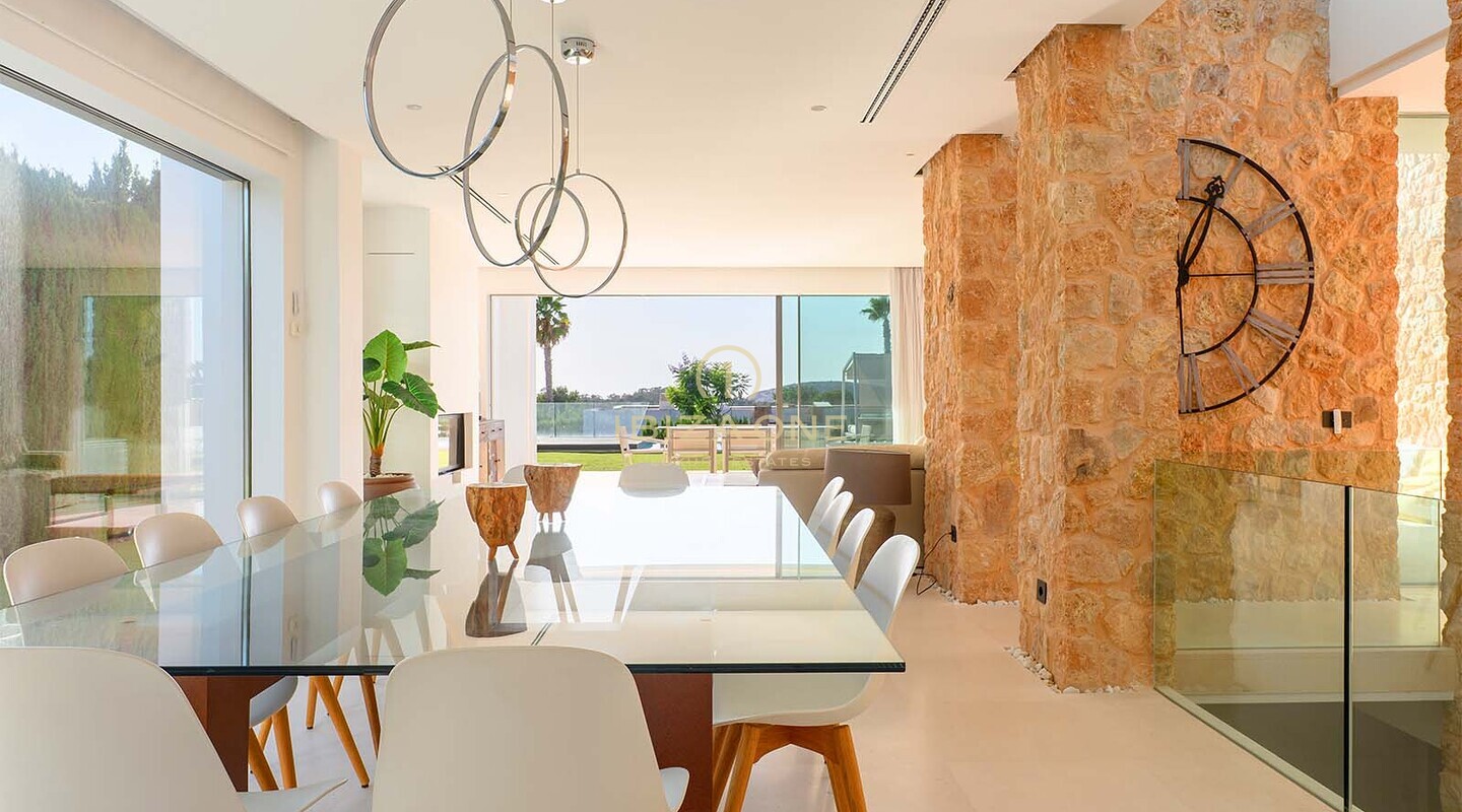 Impresionante villa de lujo en venta en Ibiza, ubicada en una prestigiosa y segura urbanización a poca distancia de la playa, con increíbles vistas al mar y a la puesta de sol.