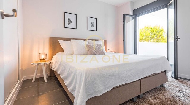 Elegante apartamento de lujo de un dormitorio con impresionantes vistas al mar en venta en Ibiza.