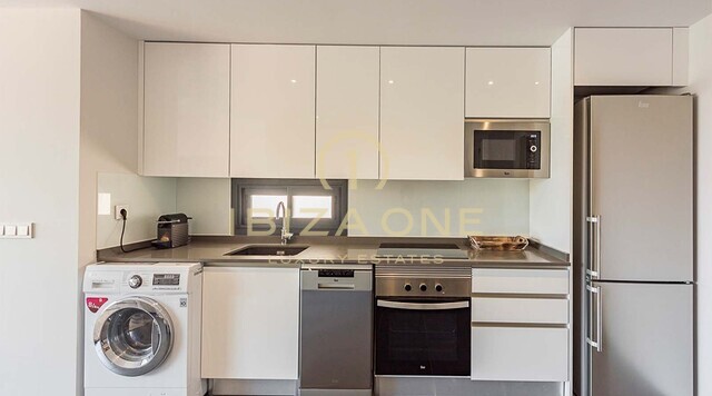Elegante apartamento de lujo de un dormitorio con impresionantes vistas al mar en venta en Ibiza.