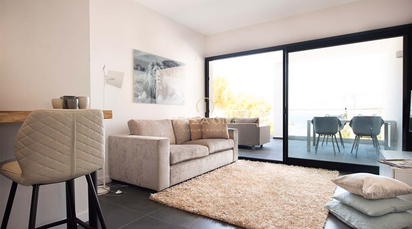 Elegante apartamento de lujo de un dormitorio con impresionantes vistas al mar en venta en Ibiza.