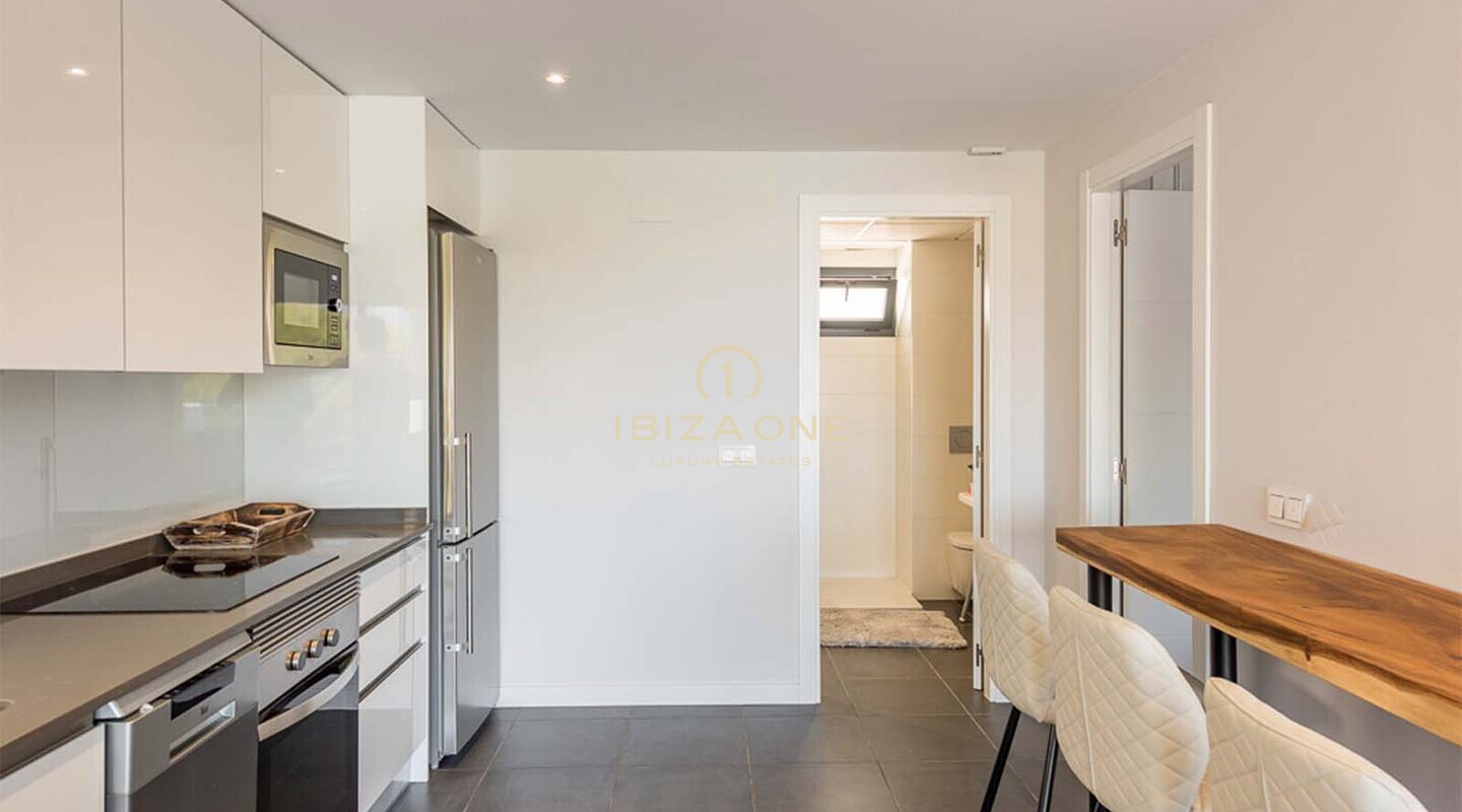 Elegant luxe appartement met één slaapkamer en prachtig uitzicht op zee te koop op Ibiza