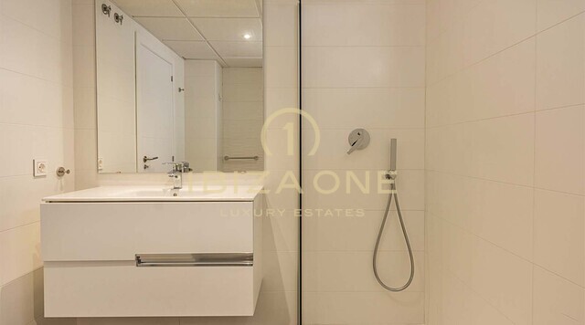 Elegant luxe appartement met één slaapkamer en prachtig uitzicht op zee te koop op Ibiza