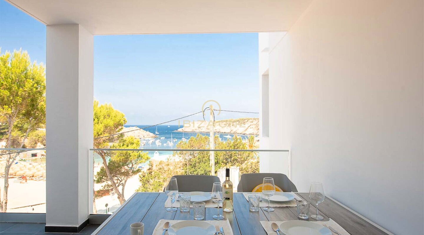 Elegant luxe appartement met één slaapkamer en prachtig uitzicht op zee te koop op Ibiza