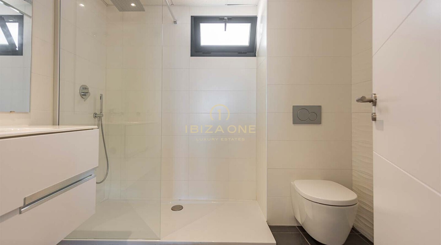 Elegant luxe appartement met één slaapkamer en prachtig uitzicht op zee te koop op Ibiza