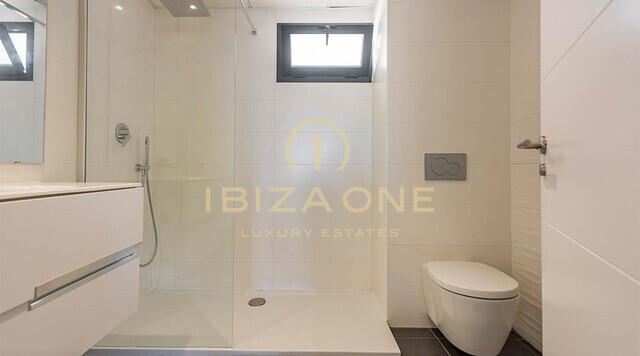 Elegant luxe appartement met één slaapkamer en prachtig uitzicht op zee te koop op Ibiza