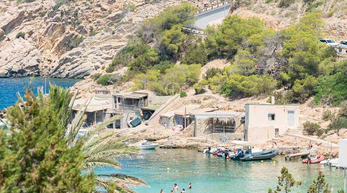 Elegante apartamento de lujo de un dormitorio con impresionantes vistas al mar en venta en Ibiza.
