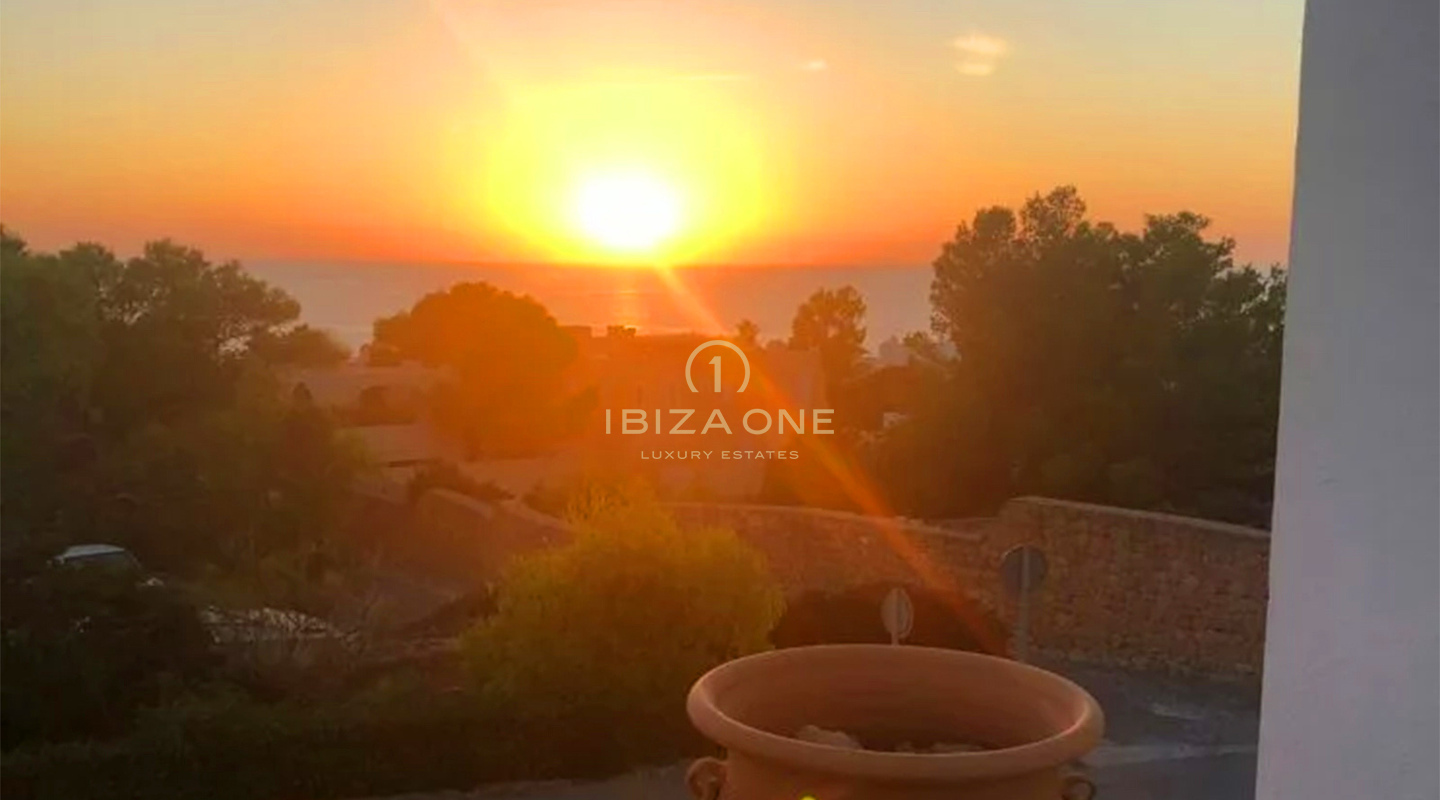 Ampia finca di lusso con 2 camere da letto e vista mare in vendita, Ibiza