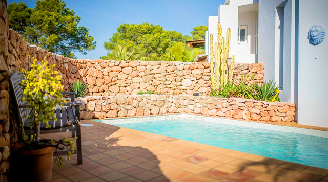 Großzügige Luxus-Finca mit 2 Schlafzimmern und Meerblick zu verkaufen, Ibiza