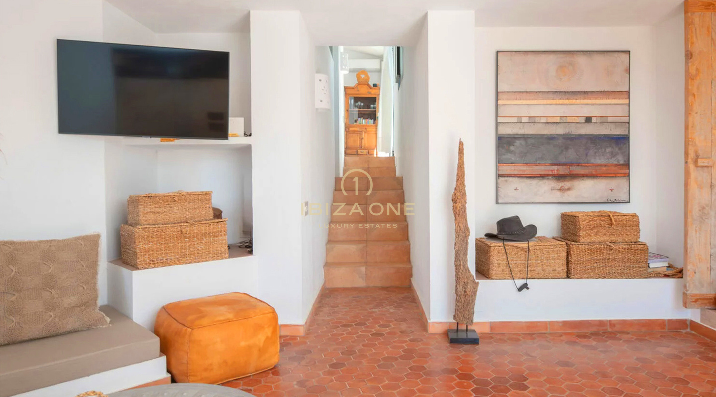 Finca de lujo espaciosa de 2 dormitorios con vistas al mar en venta en Ibiza.