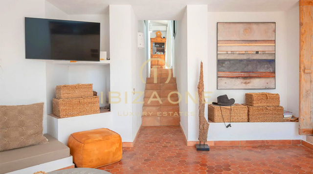 Finca de luxe spacieuse de 2 chambres avec vue sur mer à vendre, Ibiza