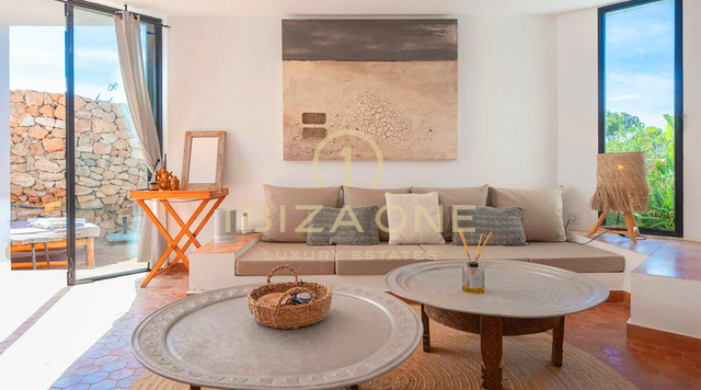 Ampia finca di lusso con 2 camere da letto e vista mare in vendita, Ibiza