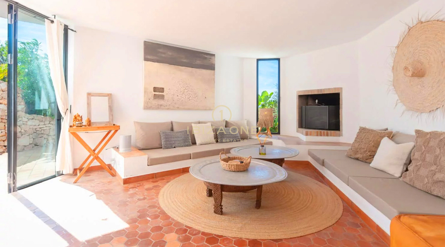 Ruime luxe finca met 2 slaapkamers en zeezicht te koop op Ibiza