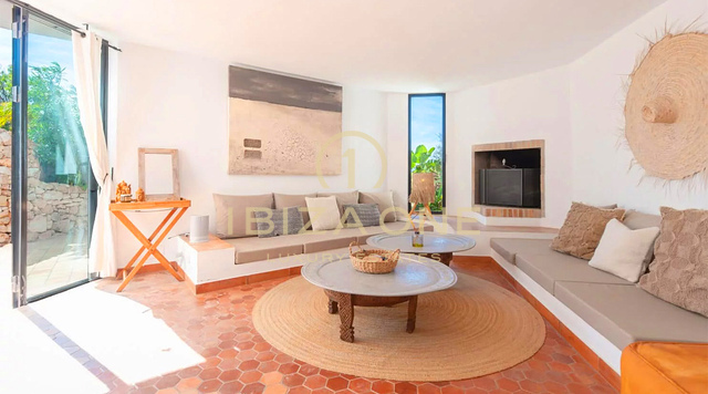 Finca de luxe spacieuse de 2 chambres avec vue sur mer à vendre, Ibiza