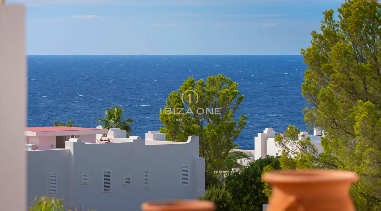 Ruime luxe finca met 2 slaapkamers en zeezicht te koop op Ibiza
