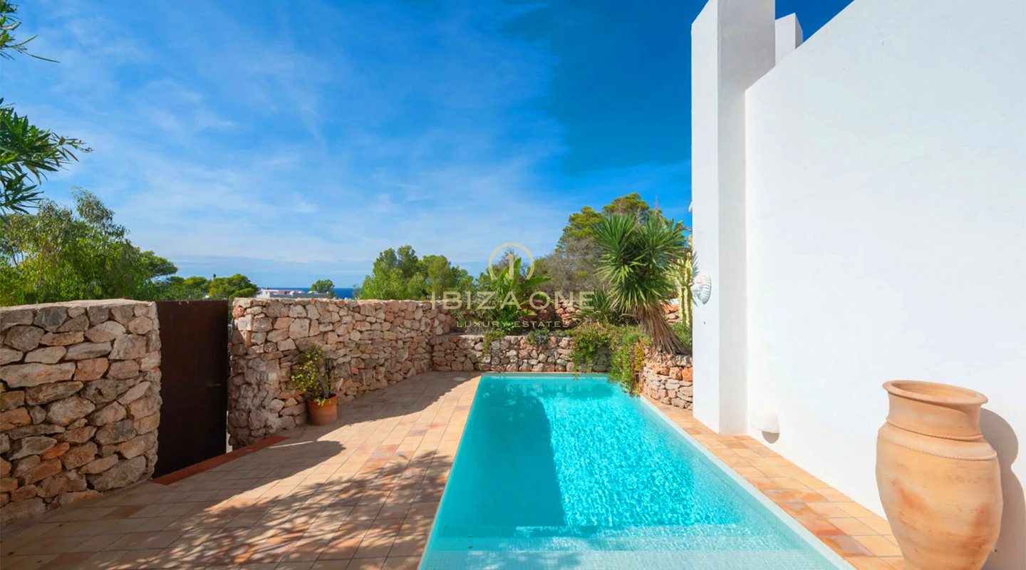 Finca de lujo espaciosa de 2 dormitorios con vistas al mar en venta en Ibiza.