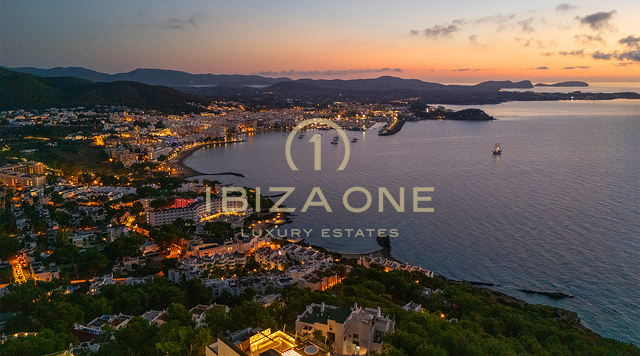 Luxe villa met panoramisch uitzicht op zee in Cap Martinet te koop, Ibiza