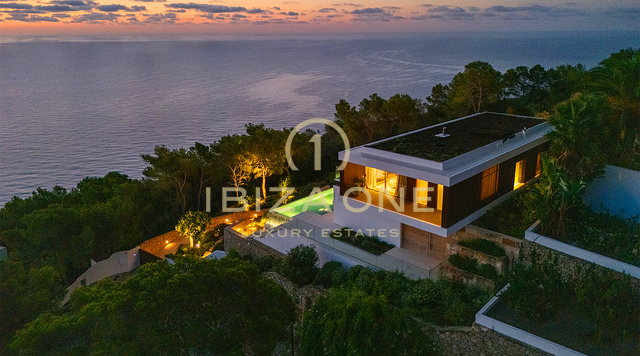 Luxuriöse Villa mit Panoramablick aufs Meer in Cap Martinet, Ibiza, zu verkaufen