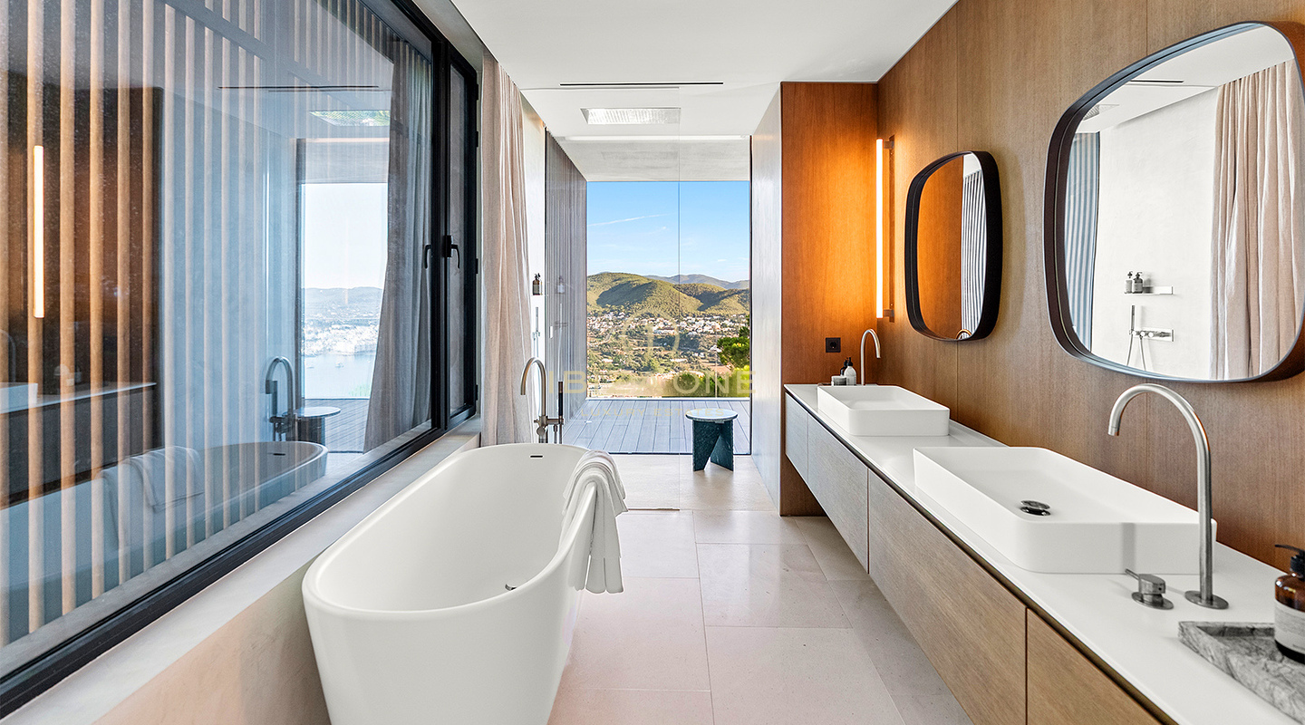 Luxe villa met panoramisch uitzicht op zee in Cap Martinet te koop, Ibiza