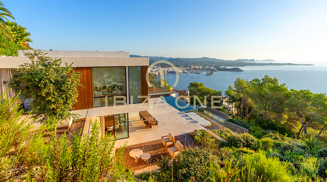 Luxe villa met panoramisch uitzicht op zee in Cap Martinet te koop, Ibiza