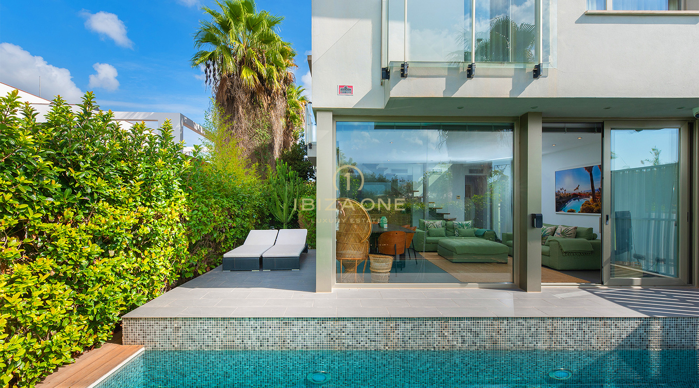 Maison de ville moderne et luxueuse avec terrasse sur le toit et vue sur Dalt Vila – À vendre à Jesús, Ibiza