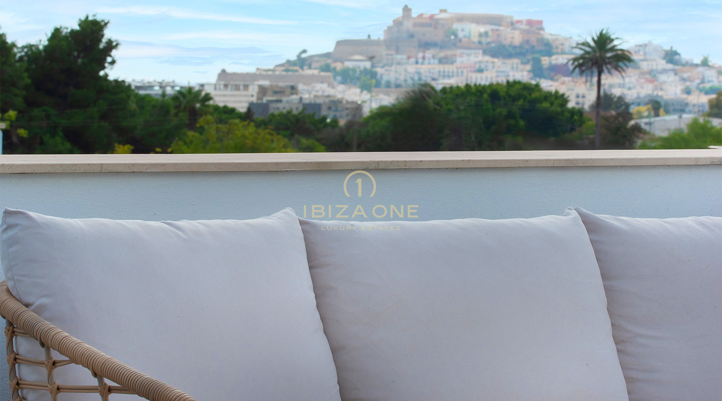 Moderna casa a schiera di lusso con terrazza panoramica e vista su Dalt Vila - In vendita a Jesús, Ibiza