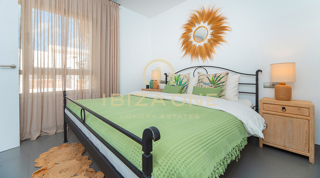 Moderna casa adosada de lujo con azotea y vistas a Dalt Vila – En venta en Jesús, Ibiza
