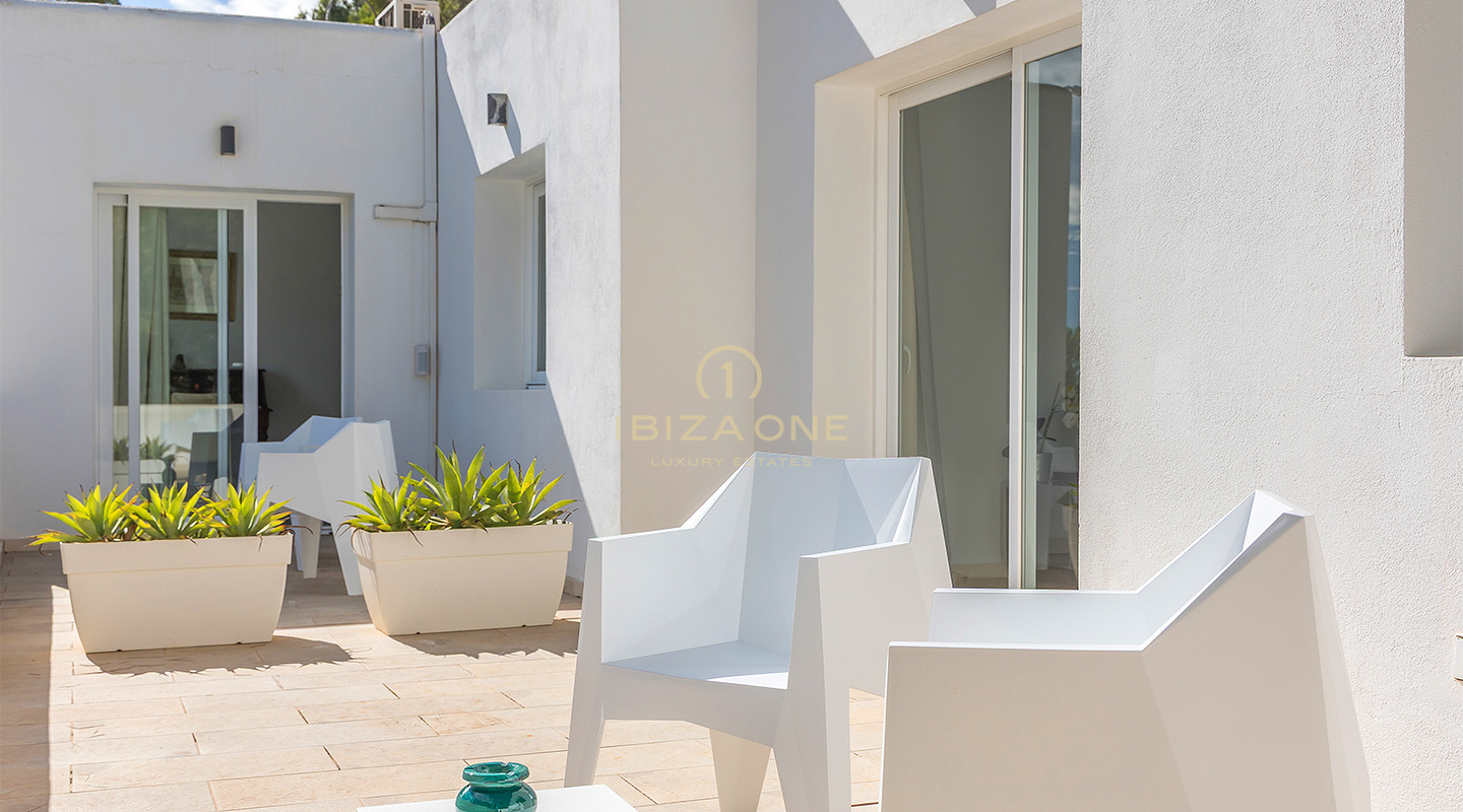 Moderne Luxusvilla in Es Cubells mit atemberaubendem Meerblick auf Porroig, Cala Jondal und Formentera – zu vermieten auf Ibiza