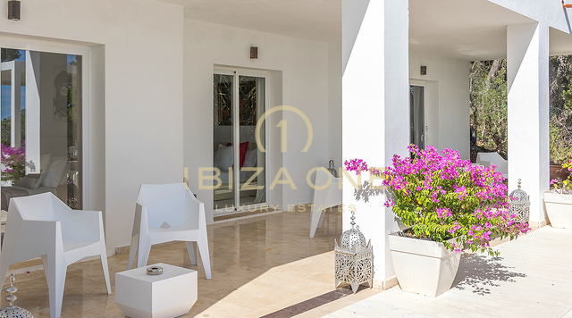 Moderne Luxusvilla in Es Cubells mit atemberaubendem Meerblick auf Porroig, Cala Jondal und Formentera – zu vermieten auf Ibiza