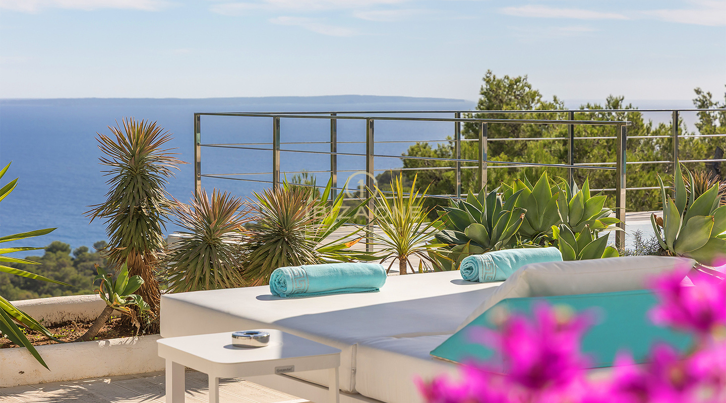 Moderne Luxusvilla in Es Cubells mit atemberaubendem Meerblick auf Porroig, Cala Jondal und Formentera – zu vermieten auf Ibiza