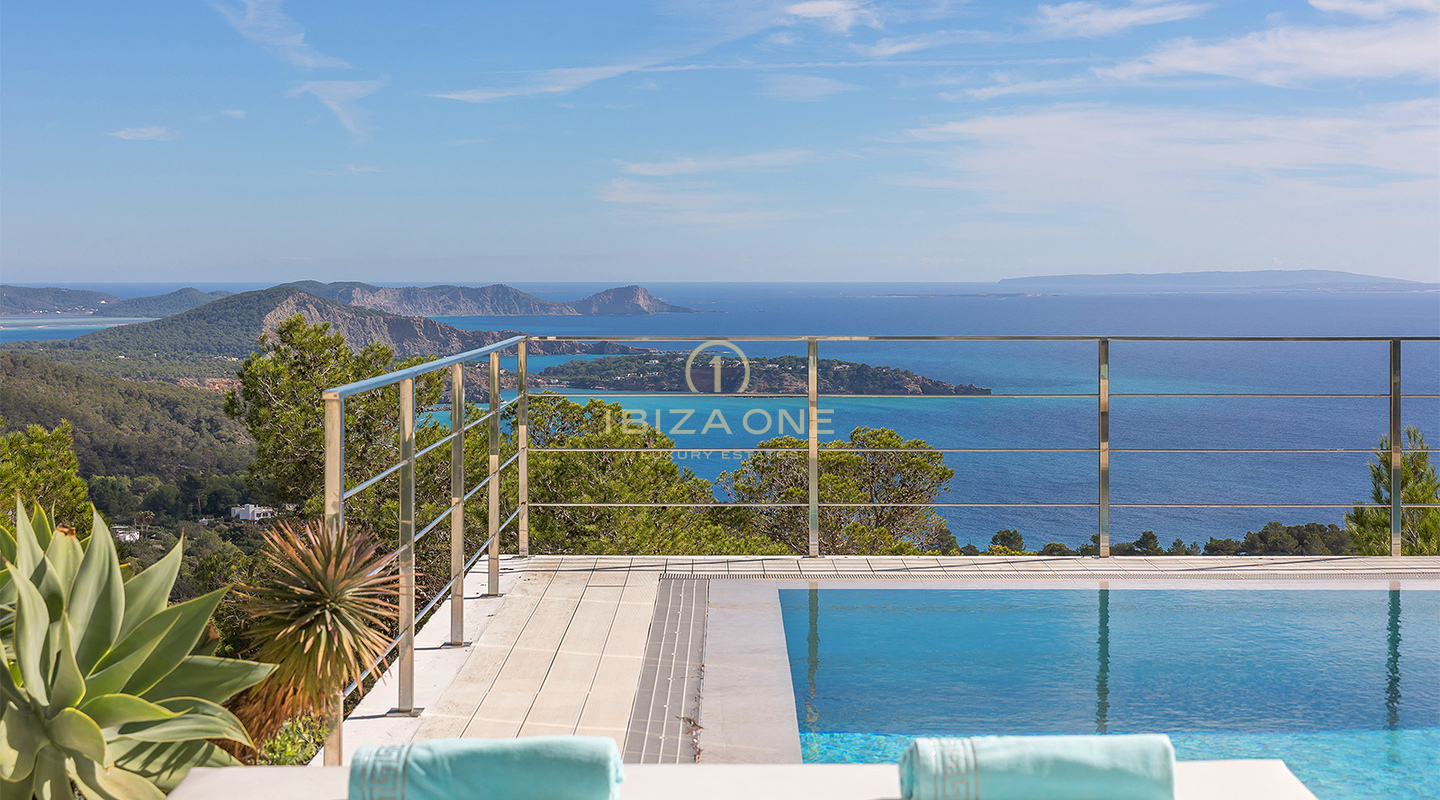 Moderne Luxusvilla in Es Cubells mit atemberaubendem Meerblick auf Porroig, Cala Jondal und Formentera – zu vermieten auf Ibiza