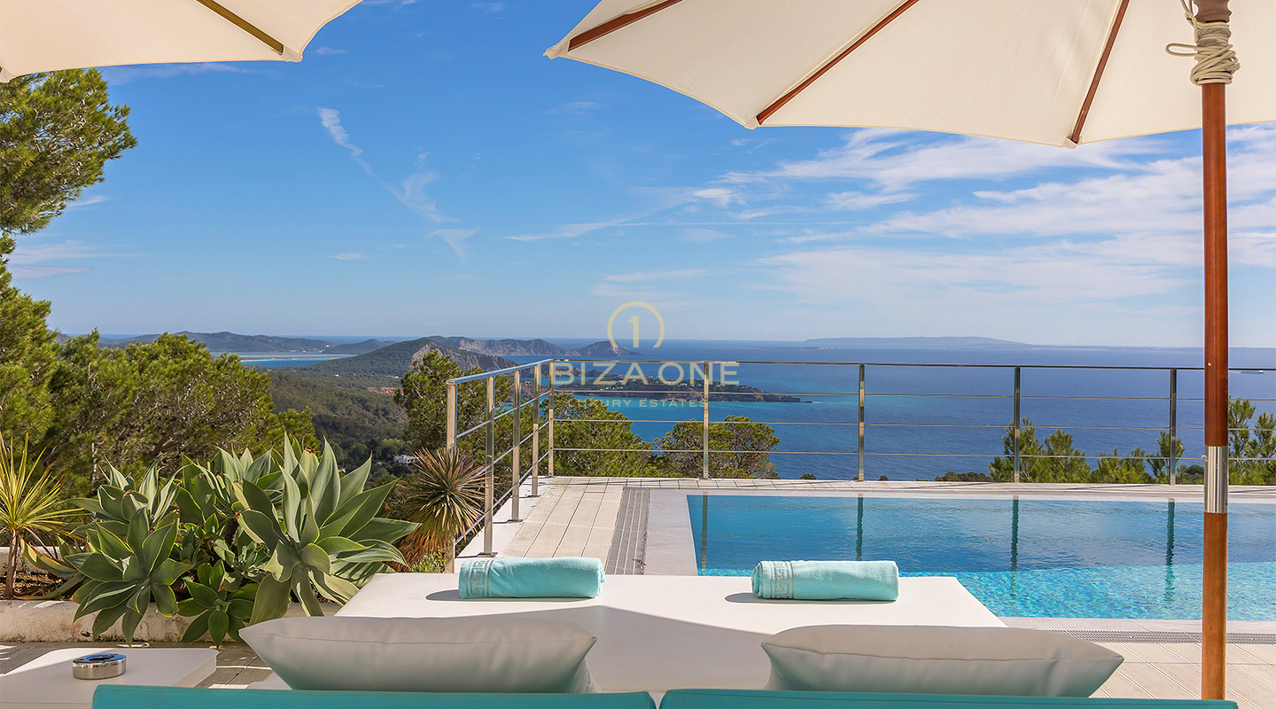 Moderne Luxusvilla in Es Cubells mit atemberaubendem Meerblick auf Porroig, Cala Jondal und Formentera – zu vermieten auf Ibiza