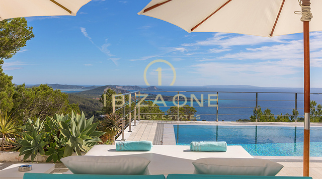Moderne Luxusvilla in Es Cubells mit atemberaubendem Meerblick auf Porroig, Cala Jondal und Formentera – zu vermieten auf Ibiza