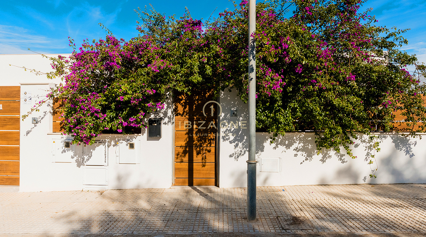 Moderna casa adosada de lujo cerca de la playa de Talamanca, NOBU y los puertos deportivos de Ibiza en venta en Ses Torres, Ibiza