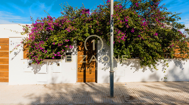 Moderna casa a schiera di lusso vicino alla spiaggia di Talamanca, NOBU e ai porti turistici di Ibiza in vendita a Ses Torres, Ibiza