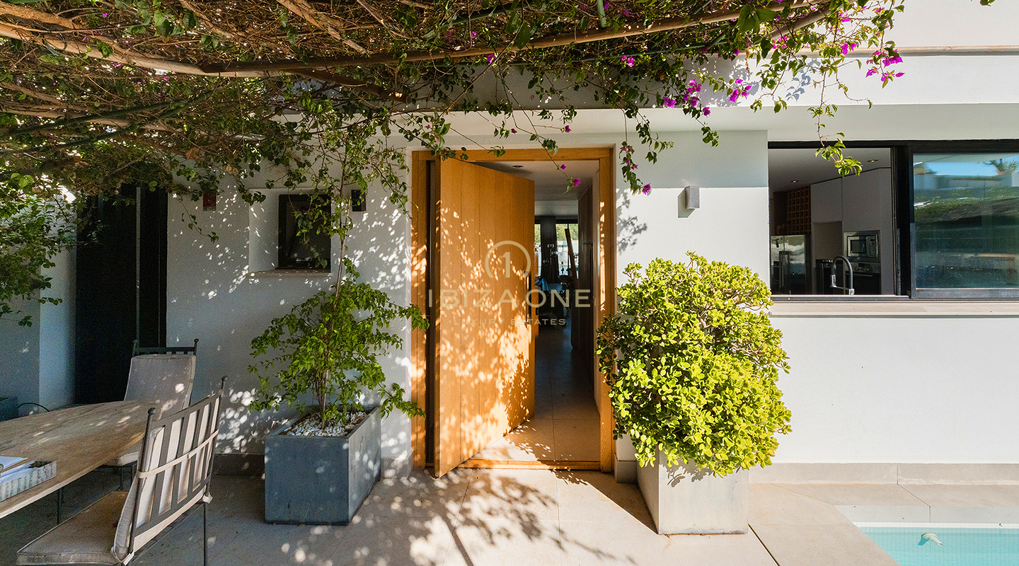 Moderna casa adosada de lujo cerca de la playa de Talamanca, NOBU y los puertos deportivos de Ibiza en venta en Ses Torres, Ibiza