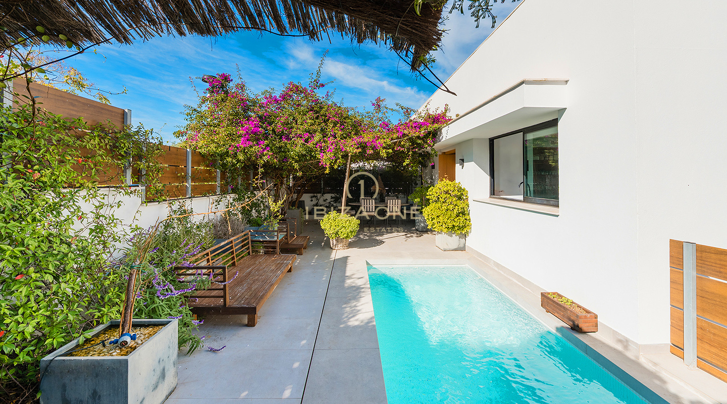 Moderna casa adosada de lujo cerca de la playa de Talamanca, NOBU y los puertos deportivos de Ibiza en venta en Ses Torres, Ibiza