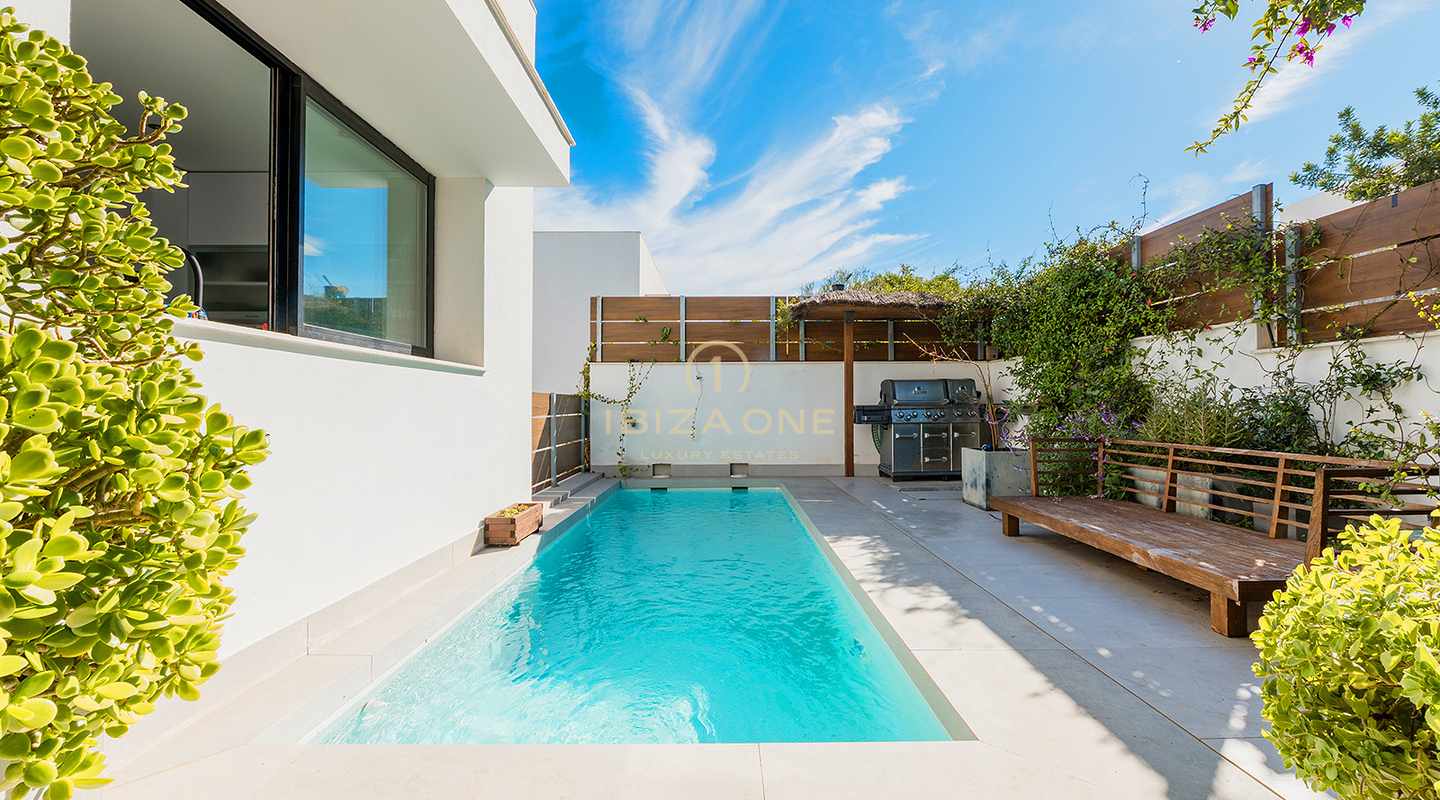 Moderna casa adosada de lujo cerca de la playa de Talamanca, NOBU y los puertos deportivos de Ibiza en venta en Ses Torres, Ibiza