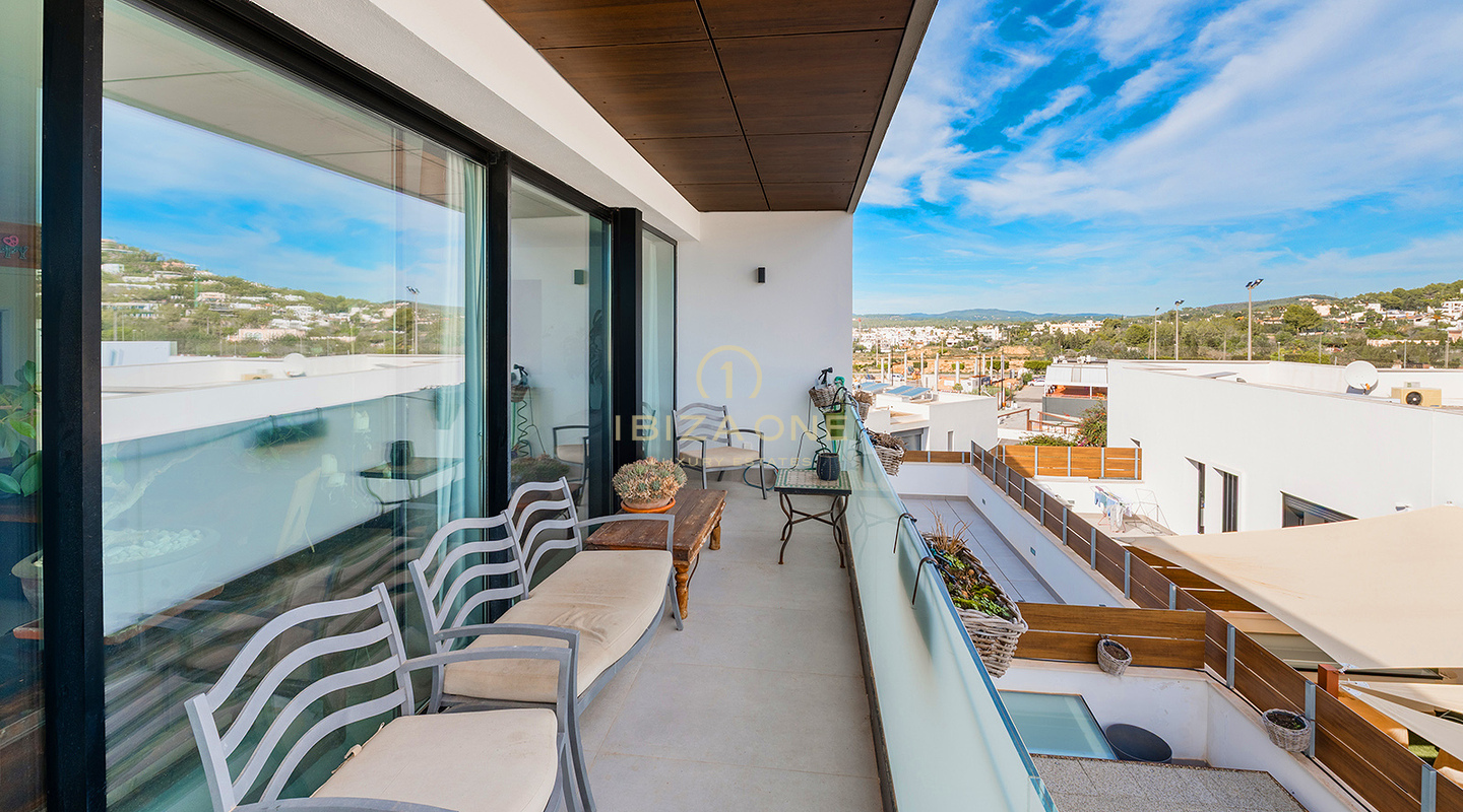 Moderna casa adosada de lujo cerca de la playa de Talamanca, NOBU y los puertos deportivos de Ibiza en venta en Ses Torres, Ibiza