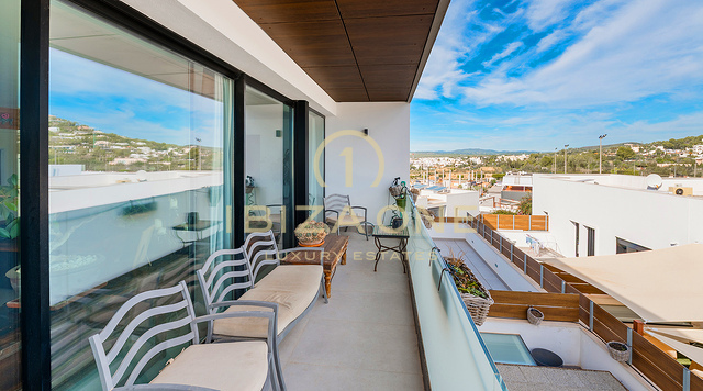 Moderna casa adosada de lujo cerca de la playa de Talamanca, NOBU y los puertos deportivos de Ibiza en venta en Ses Torres, Ibiza