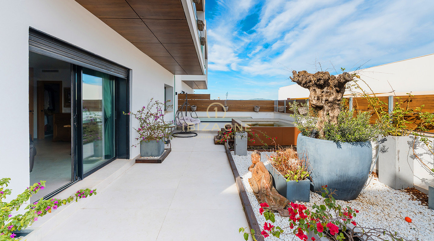 Moderna casa adosada de lujo cerca de la playa de Talamanca, NOBU y los puertos deportivos de Ibiza en venta en Ses Torres, Ibiza