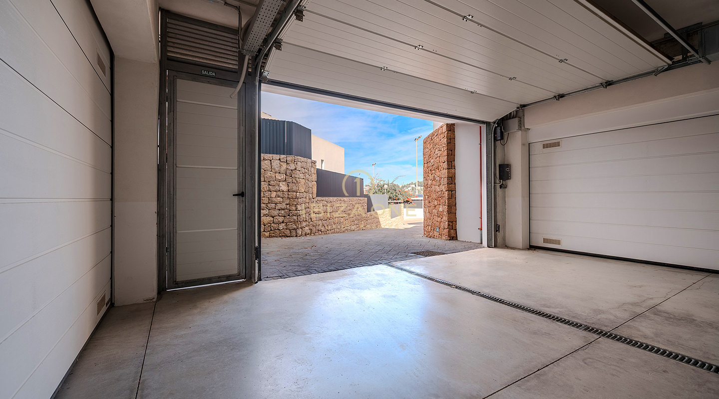 Moderna casa adosada de lujo cerca de la playa de Talamanca, NOBU y los puertos deportivos de Ibiza en venta en Ses Torres, Ibiza